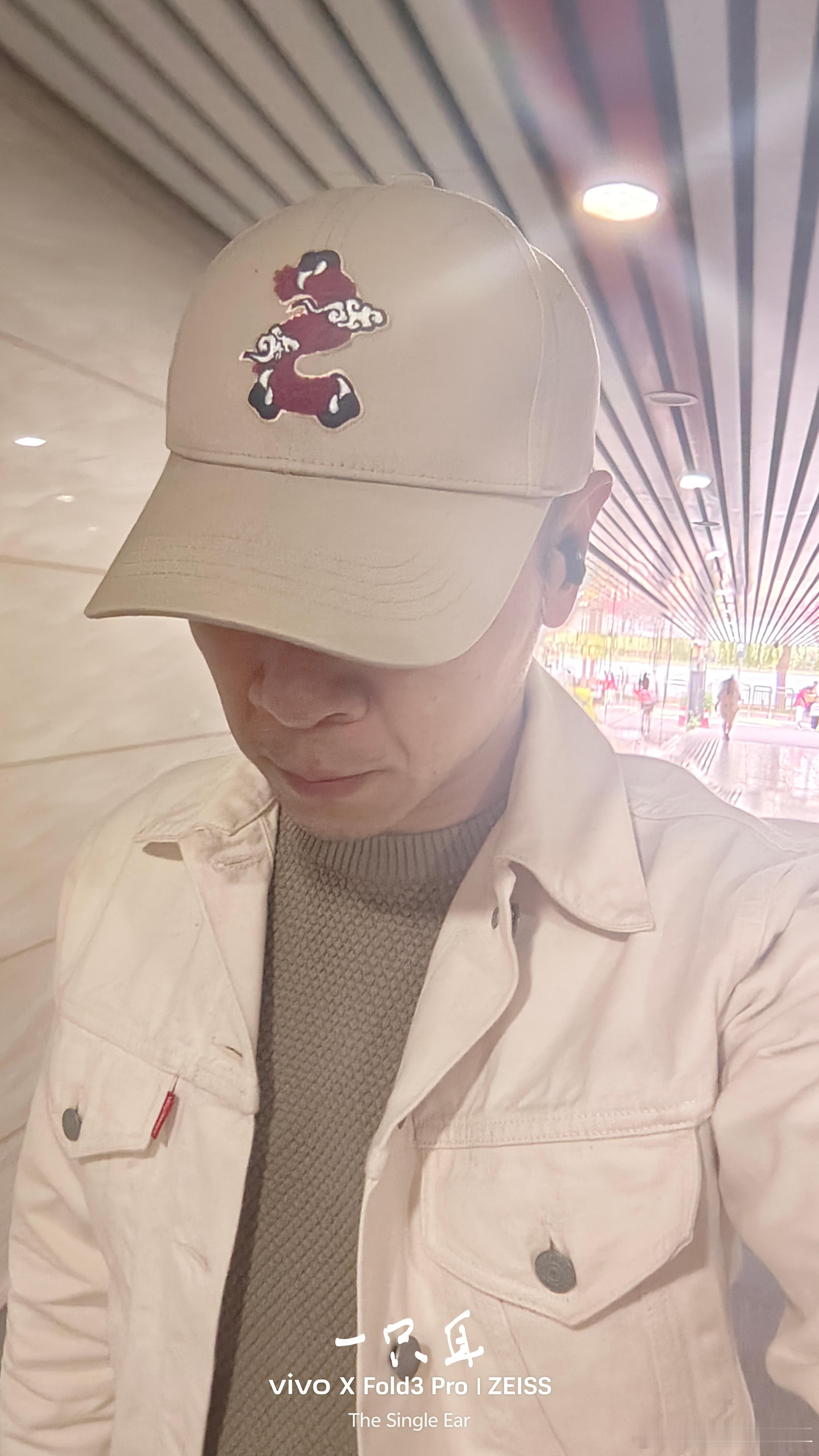 我发现我不适合听那种特别空灵或者特别能让人想事的歌。特别是在地下通道。人会dow
