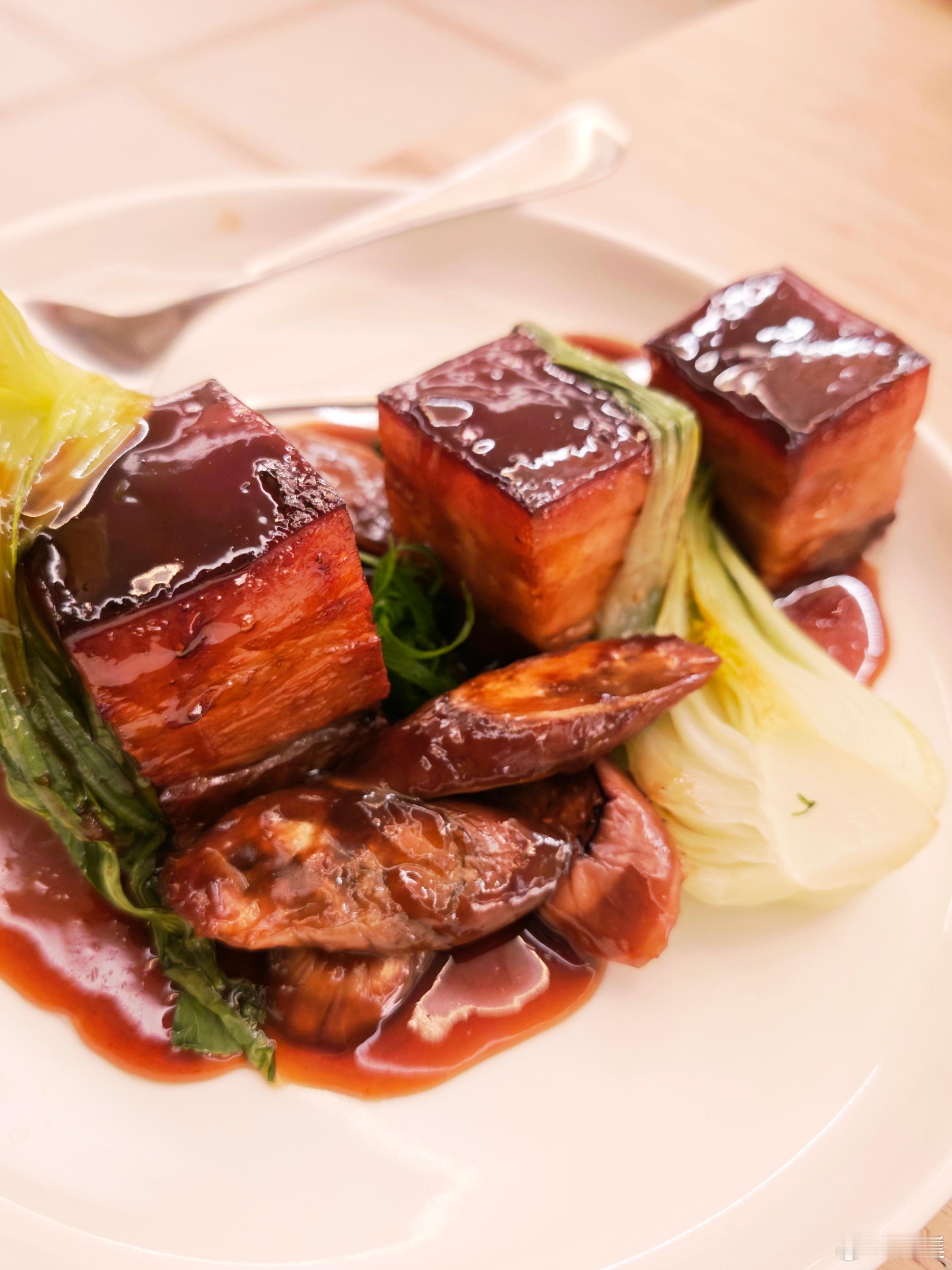 我愿意相信这位西班牙大厨为做好这道红烧肉已经尽了最大努力，也许还宰了全西班牙最肥