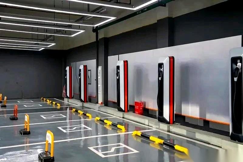 你敢信？
咱们现在满大街找的充电桩，这场“圈地运动”的枪声，其实2014年才打响