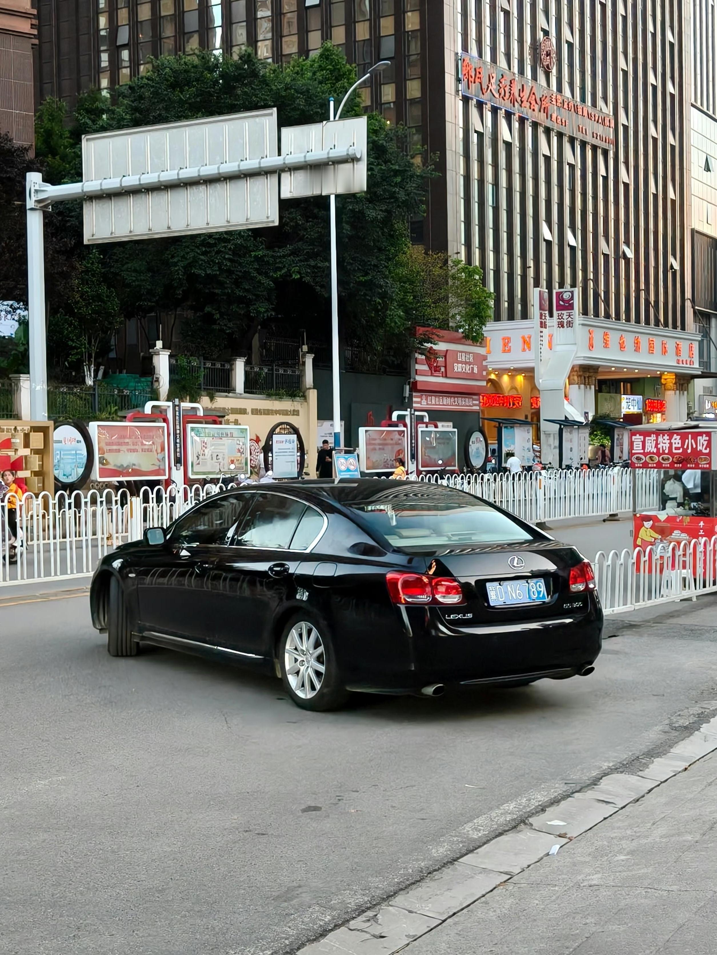我那天跟朋友说“本来我觉得现款宝马5系很丑，但自从新ES出来后，这代5系外观我也