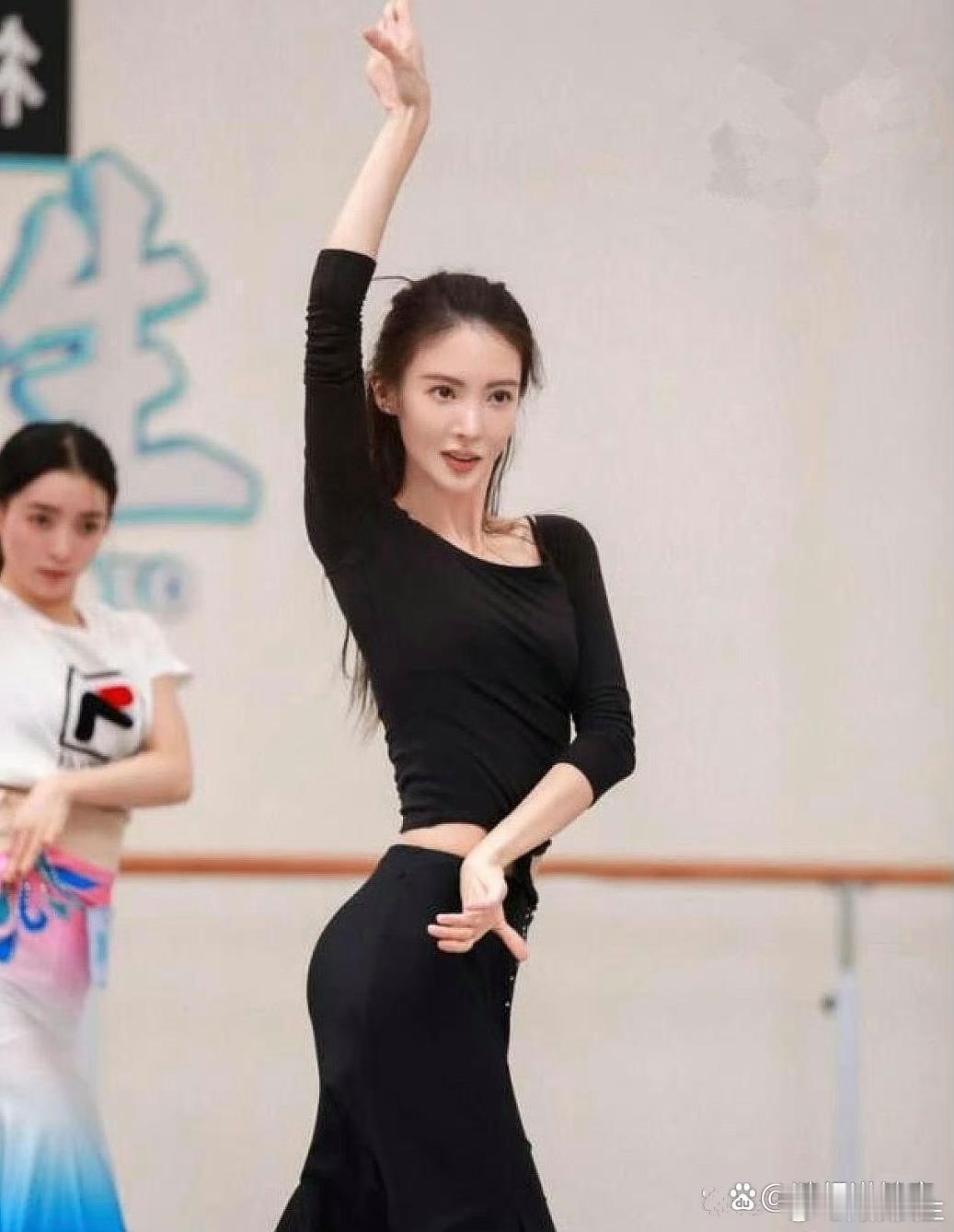 金晨是北舞的，她的舞蹈《卜卦》可以封神 ​​​
