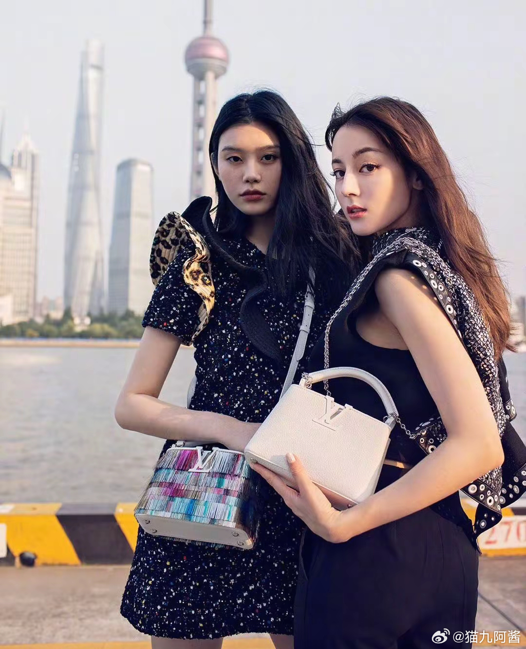 原来迪丽热巴和奚梦瑶合作过，上海外滩一起拍主题短片+时尚大片 