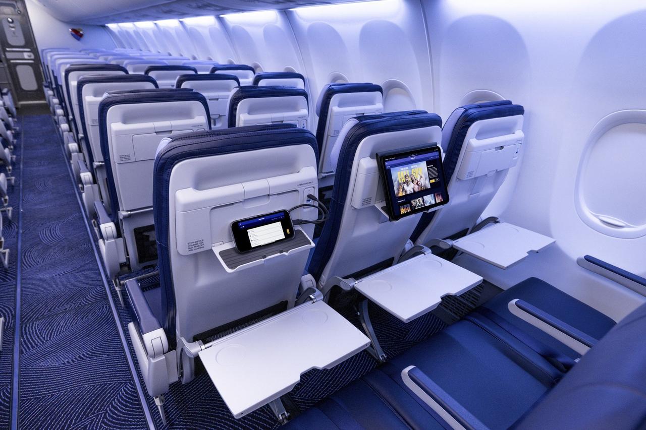近日，美西南航空推出首架波音737MAX8飞机。据悉，这架飞机于2025年10月