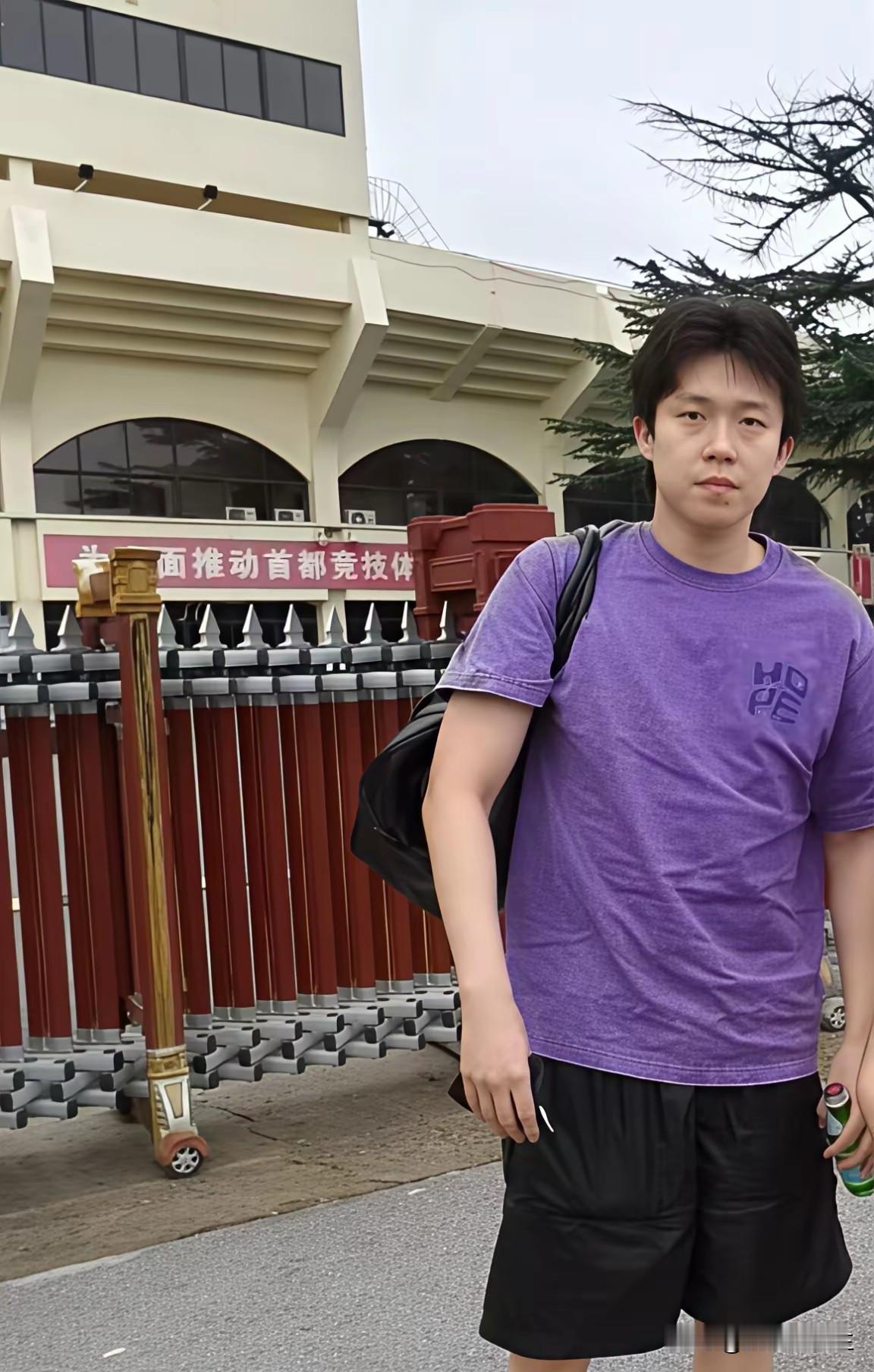 头哥还是听劝的，这不，把头发拉直了！

去年大迪突然烫头发，
结果烫了头发，
一