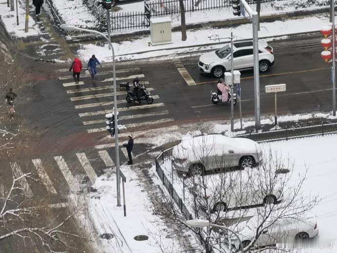 #雪天出行安全指南# 雪天路面附着力降低，这种降低还有2种不同，一个是温度低、结