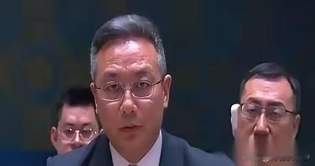 联合国会场，菲律宾代表拿着稿子，清了清嗓子，准备重提十年前那个南海仲裁案。
 