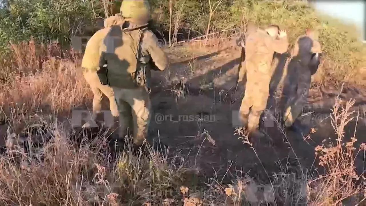 弹尽粮绝！乌克兰武装部队的17名士兵做出决定，向顿涅茨克地区的俄罗斯联邦武装部队