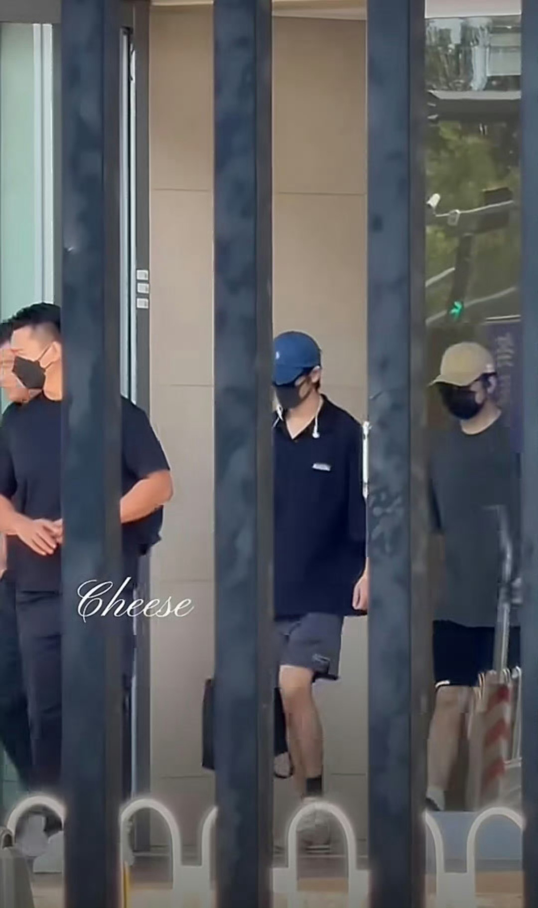 肖战青岛回北京机场路透网页链接 连看到肖战的机场路透都会感叹一下，肖战会搭配他这