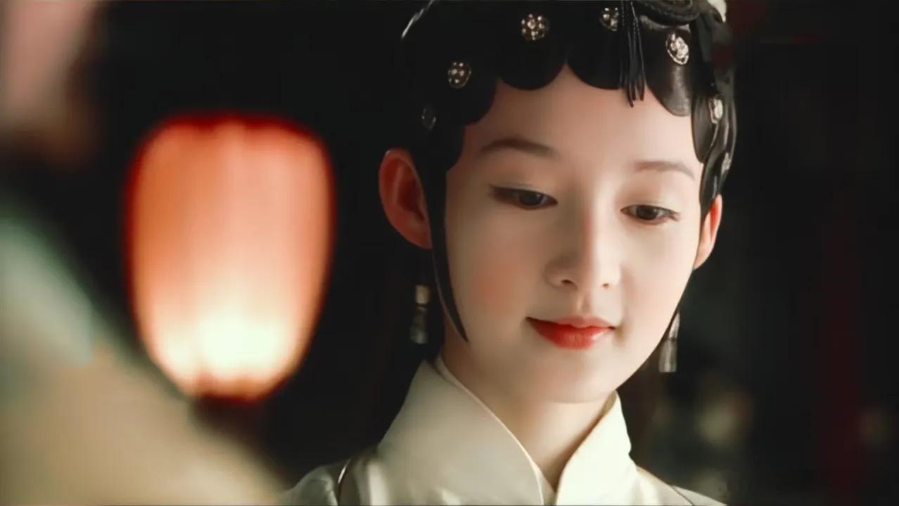 李沁这14年，走得像部沉默的成长片。从《红楼梦》攒下的片酬被诈骗一空，蹲在派出所