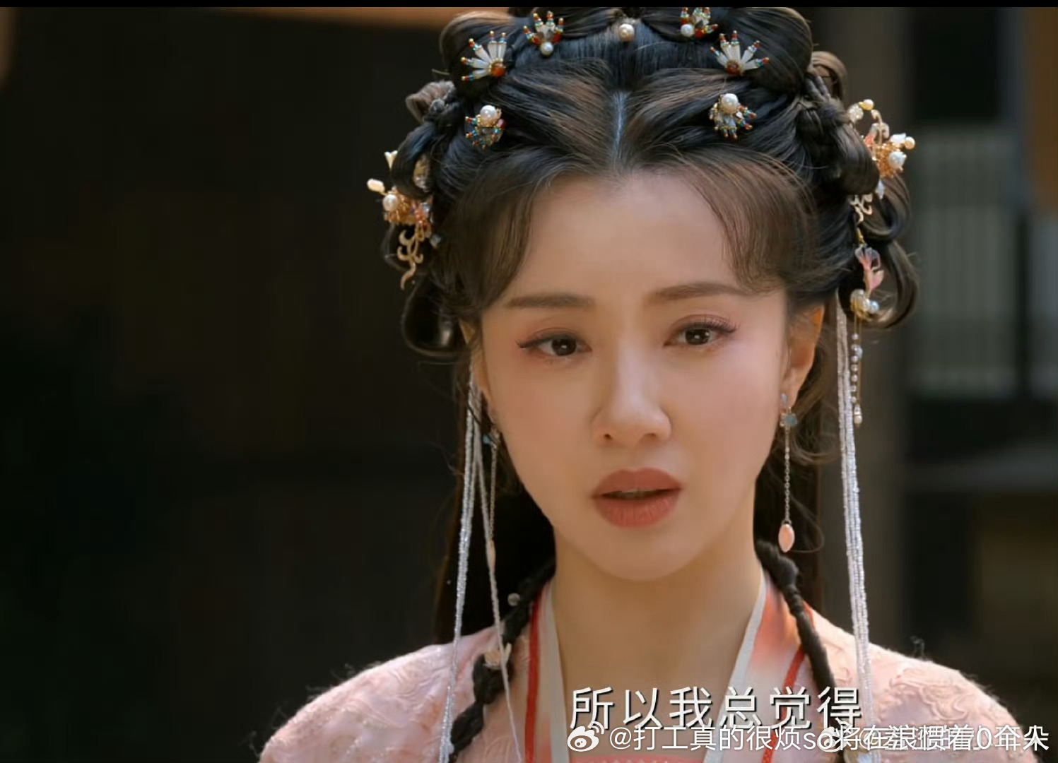太老实太糊了妆发好一点儿搞点儿滤镜哪会这样其实整体皮肤还是平整的 