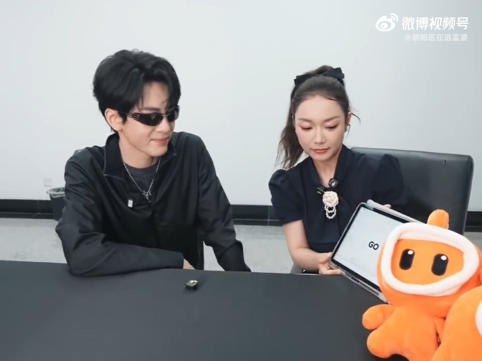 吴老狗你快从曾舜晞身上下来超级夏晚后台探班好欢乐，节奏挑战游戏玩嗨，学小动物叫，