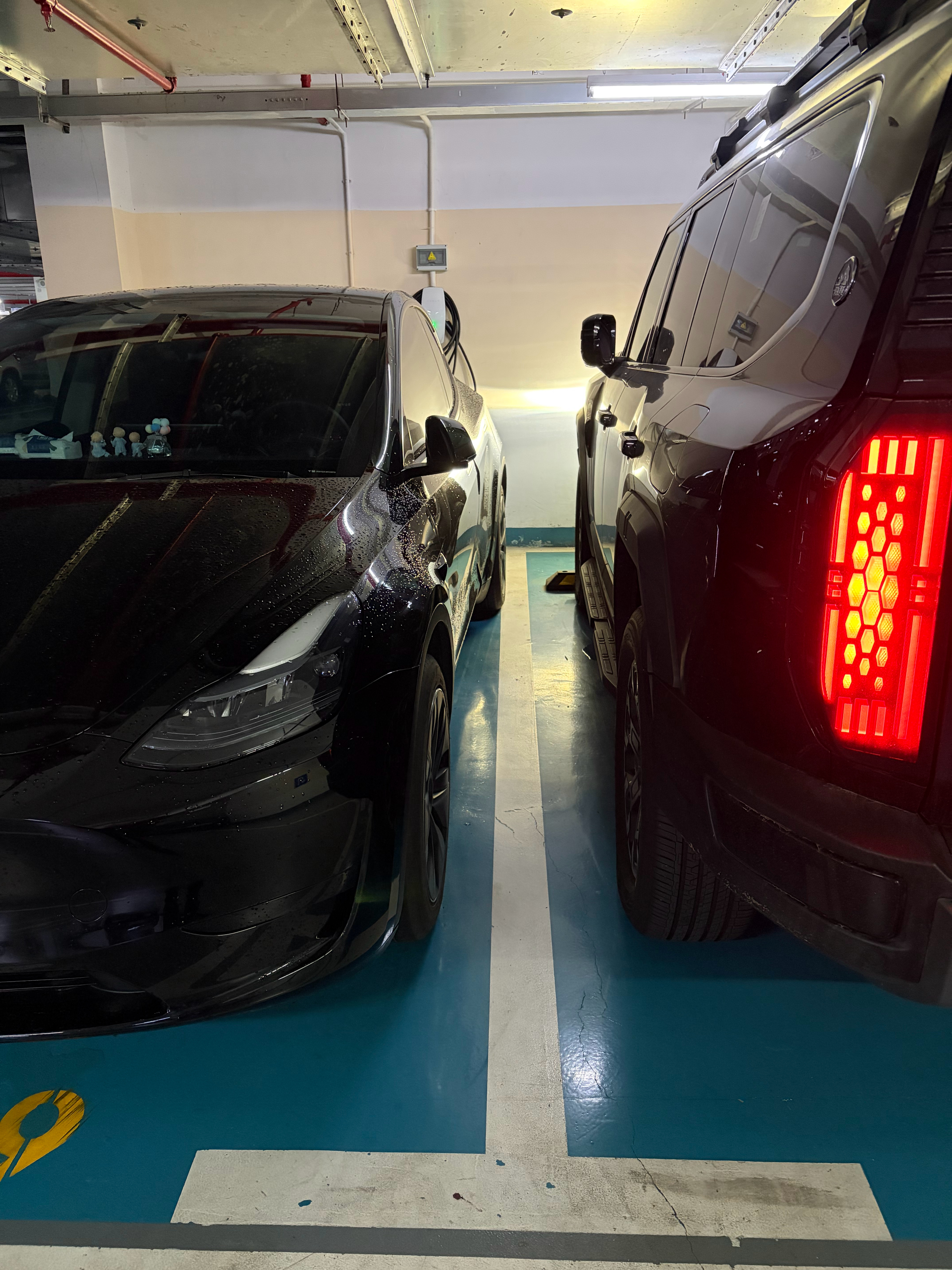 我发现这个邻居还蛮搞笑的前段时间 我把我车停在正中间 还贴了大字报于是他也规规矩