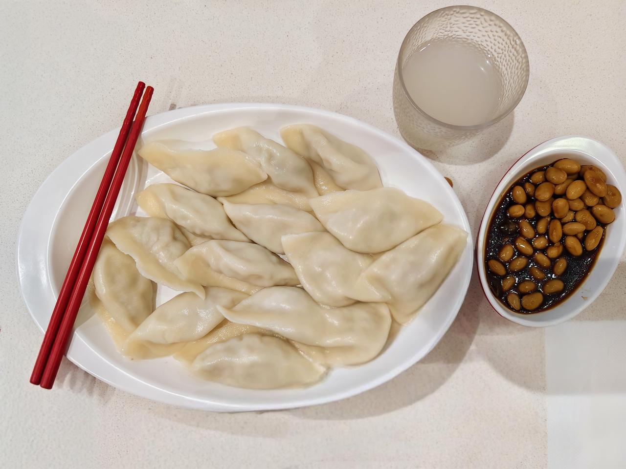 今天晚餐——西芹猪肉水饺。如果有事在外面吃饭，我是从来不吃水饺的，因为我感觉还是