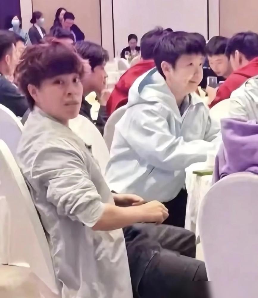 别点开那张粉丝“抠”出来的晚宴同框图，那背后藏着一本万利的黑生意。
身份证包5