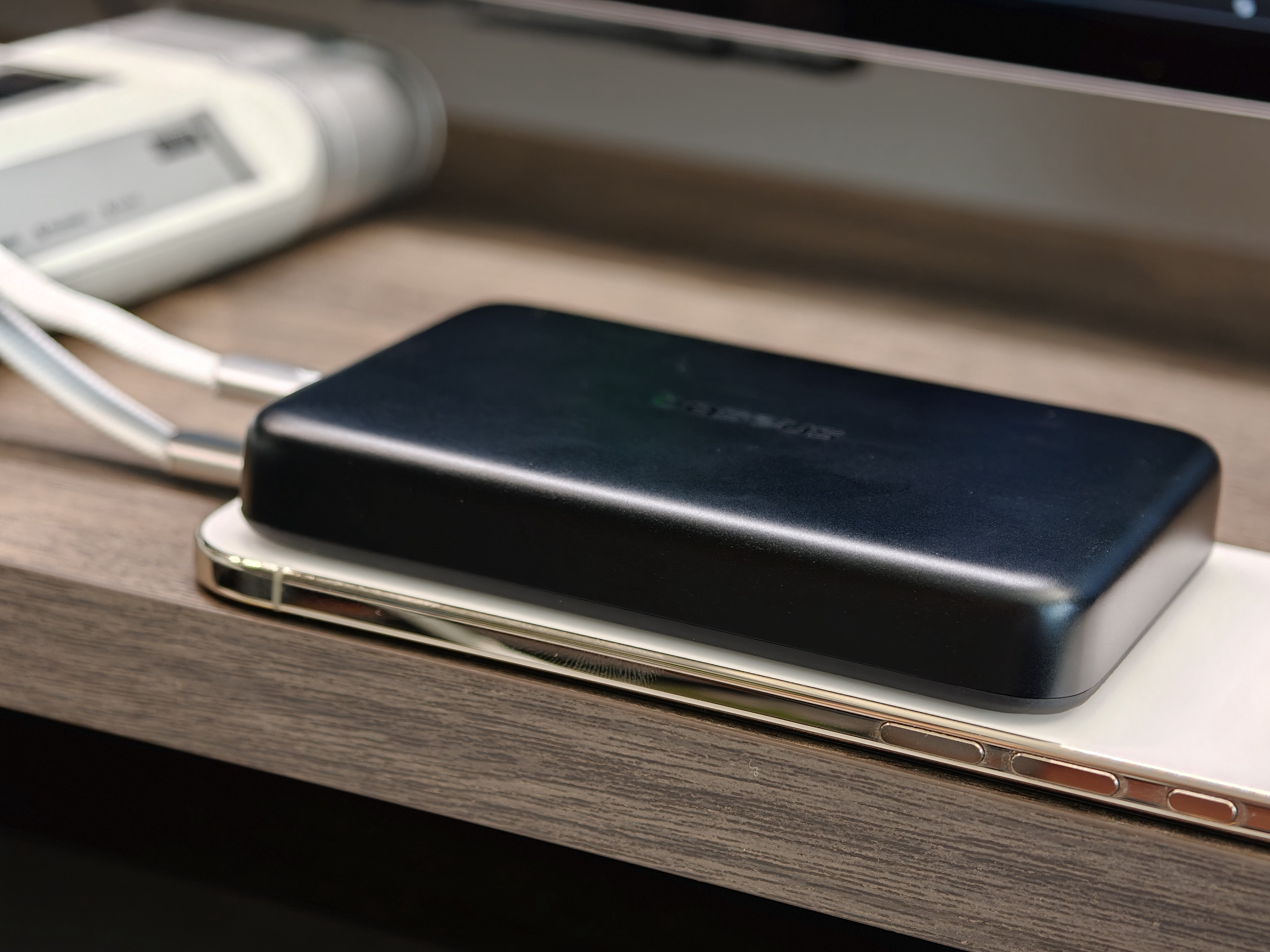 之前一直在用倍思的5000mAh 的磁吸Air 搭配iPhone Air 使用，