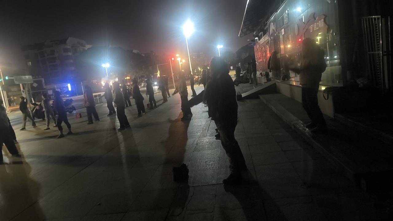 每天运动一小时，幸福健康一辈子——广场舞跳起来哦[可爱]