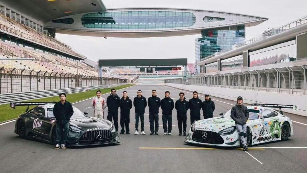 Uno车队ins更新发布最新合照👏🏻
无比松弛倚着新涂装赛车上的85号赛车手