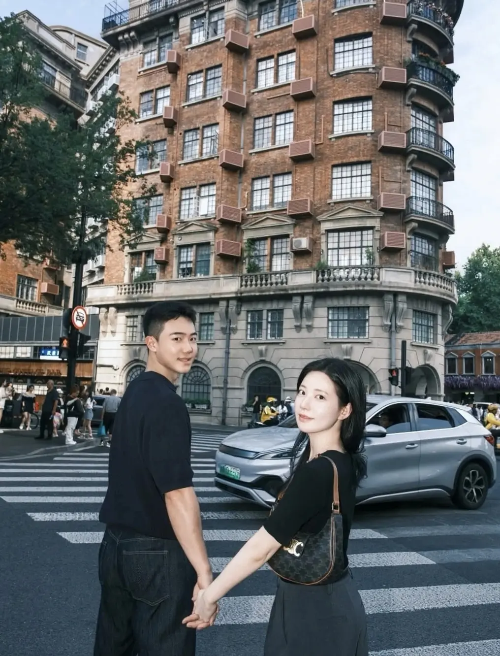 姜敏赫携女友游玩魔都上海。这也太帅了吧，俊男靓女组合，他的女朋友吊打一...