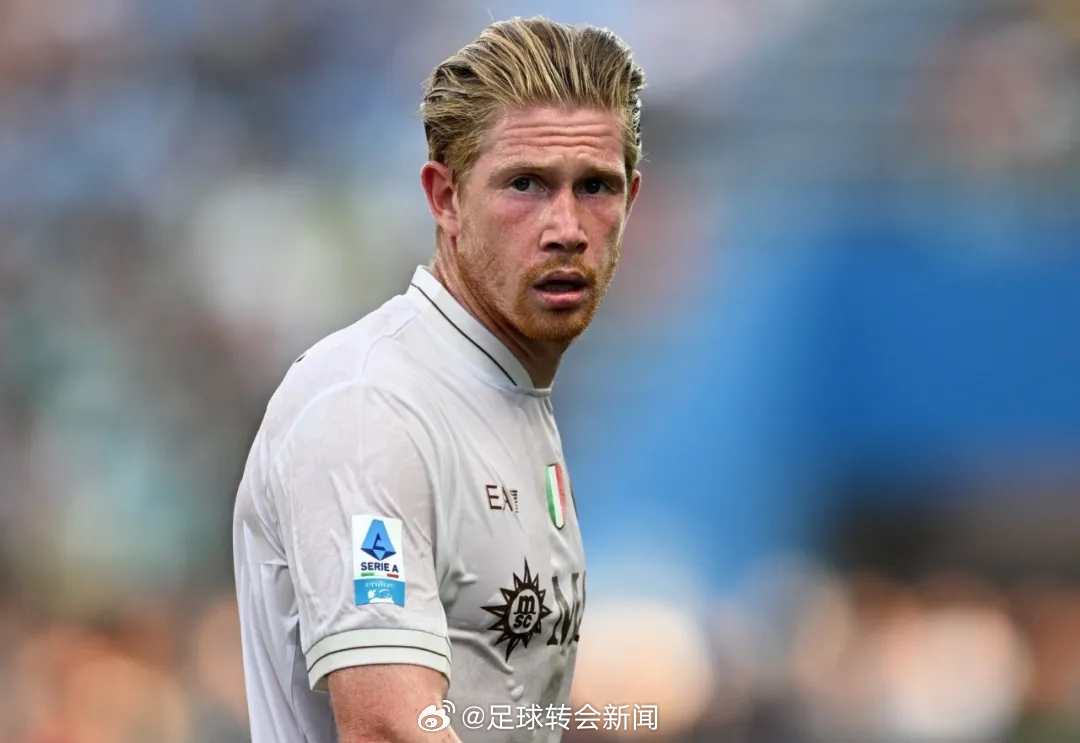 德布劳内在接受米兰体育报采访时谈到了他的未来问题。这名老将表示：“我和那不勒斯还