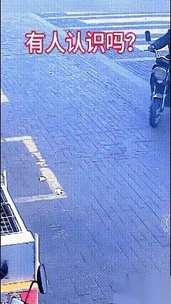 监控画面炸了！一位老太太，电动车还没停稳，眼睛就盯上了商铺门口的液化气罐。她甚至