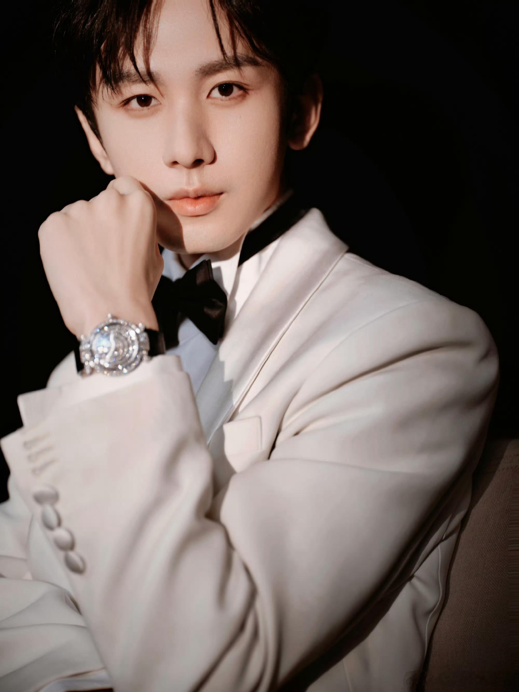 成毅卢云cy成毅成毅，站在光下总是会有阴影，但是我们都相信你一定能突破阴影限制，