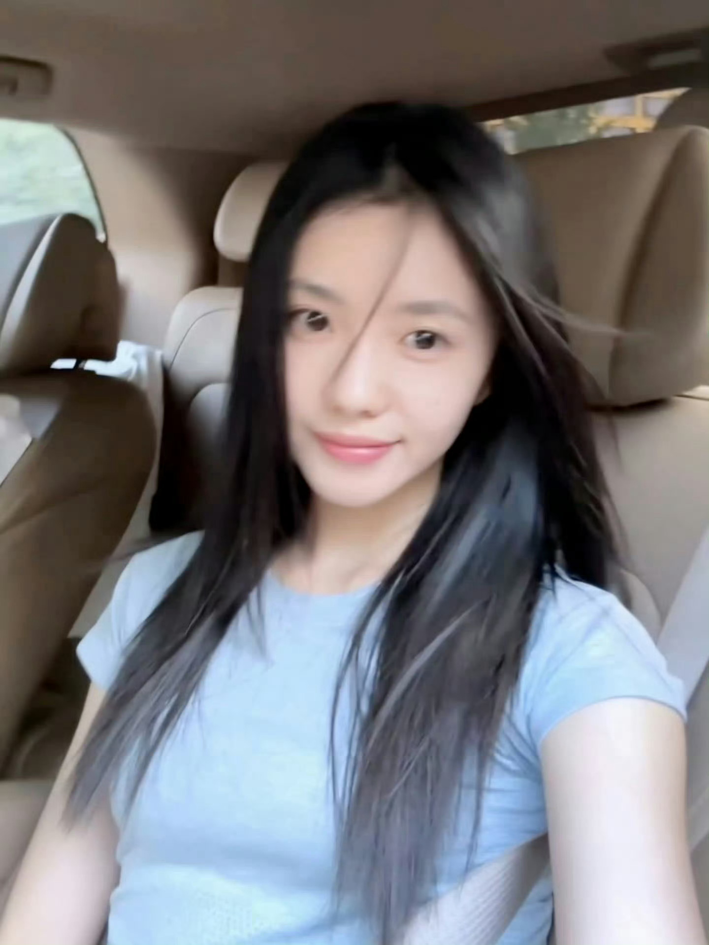 刘浩存这个小女孩真的很爱在车内自拍 