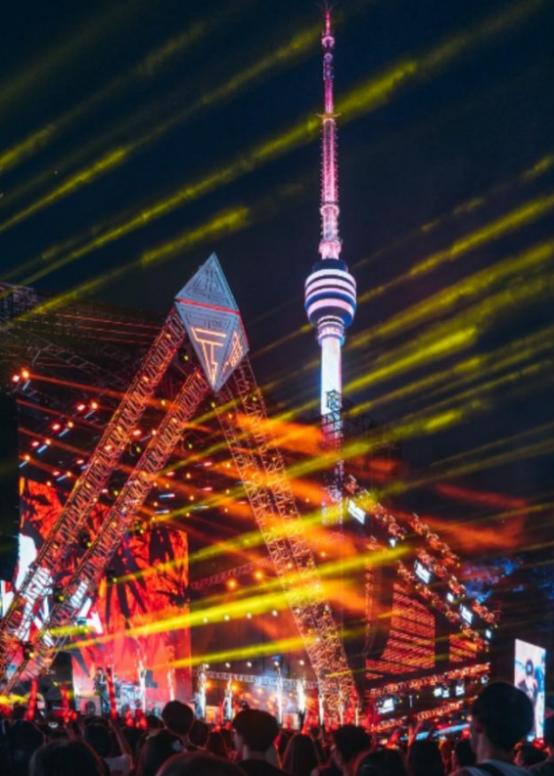 谁也没想到！当年被外媒唱衰的武汉，如今成了全球媒体的 "香饽饽"。美、德、法、英