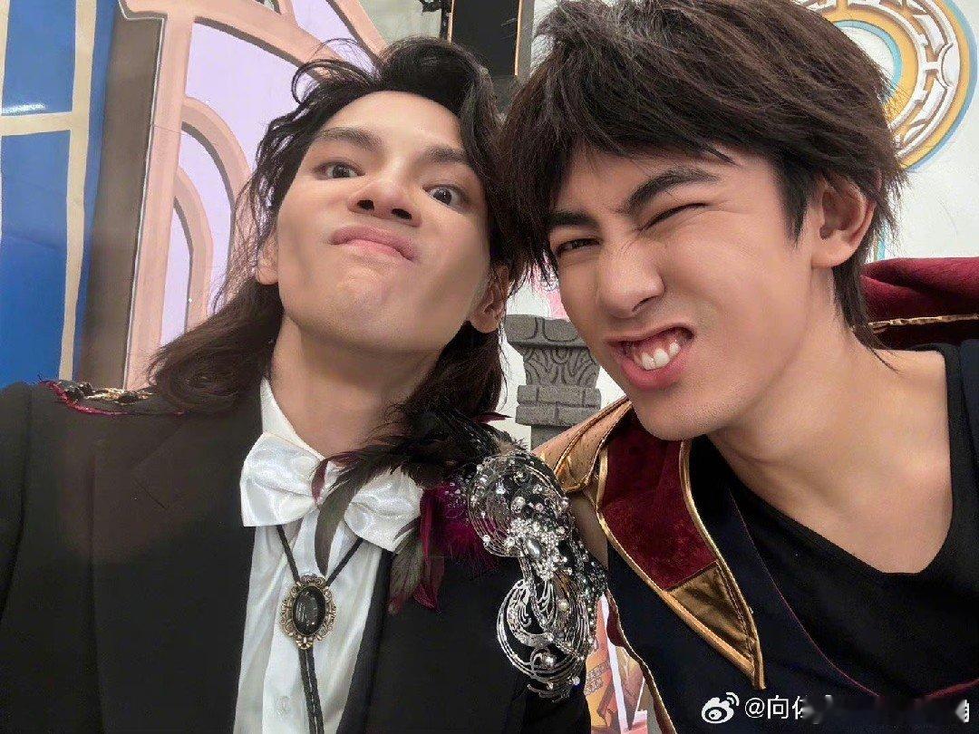 #向佐露鼻孔纪凌尘龇牙# 想不到在這裏碰到了老紀、向佐露鼻孔纪凌尘龇牙，受不了了