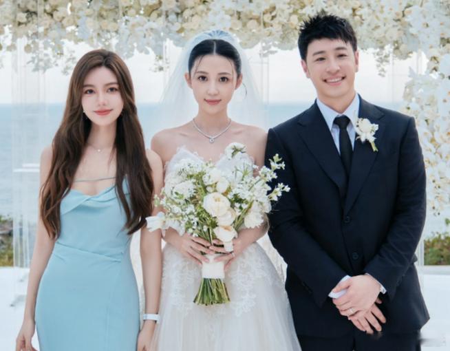 娱乐圈一直流行年龄差距大的恋情或者婚姻，不少男星几次婚姻，到了中老年还找个年轻的