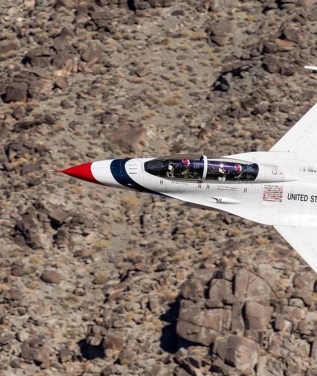 工业艺术—雷鸟F16✈️
✈️王牌舞团雷鸟标志性红白蓝涂装；
✈️最精准、最疯狂