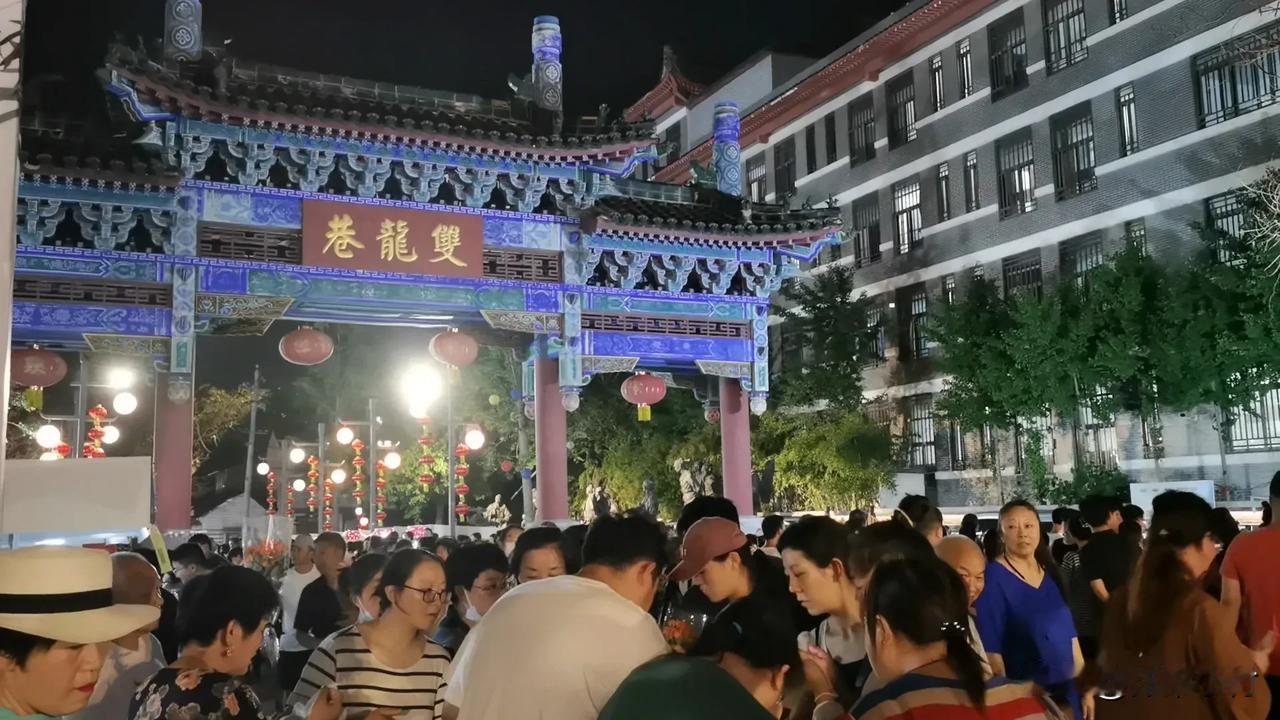 平日里冷清的开封双龙巷，周末秒变欢乐的海洋。
夏季开封的周末，已经全面开启了“赶