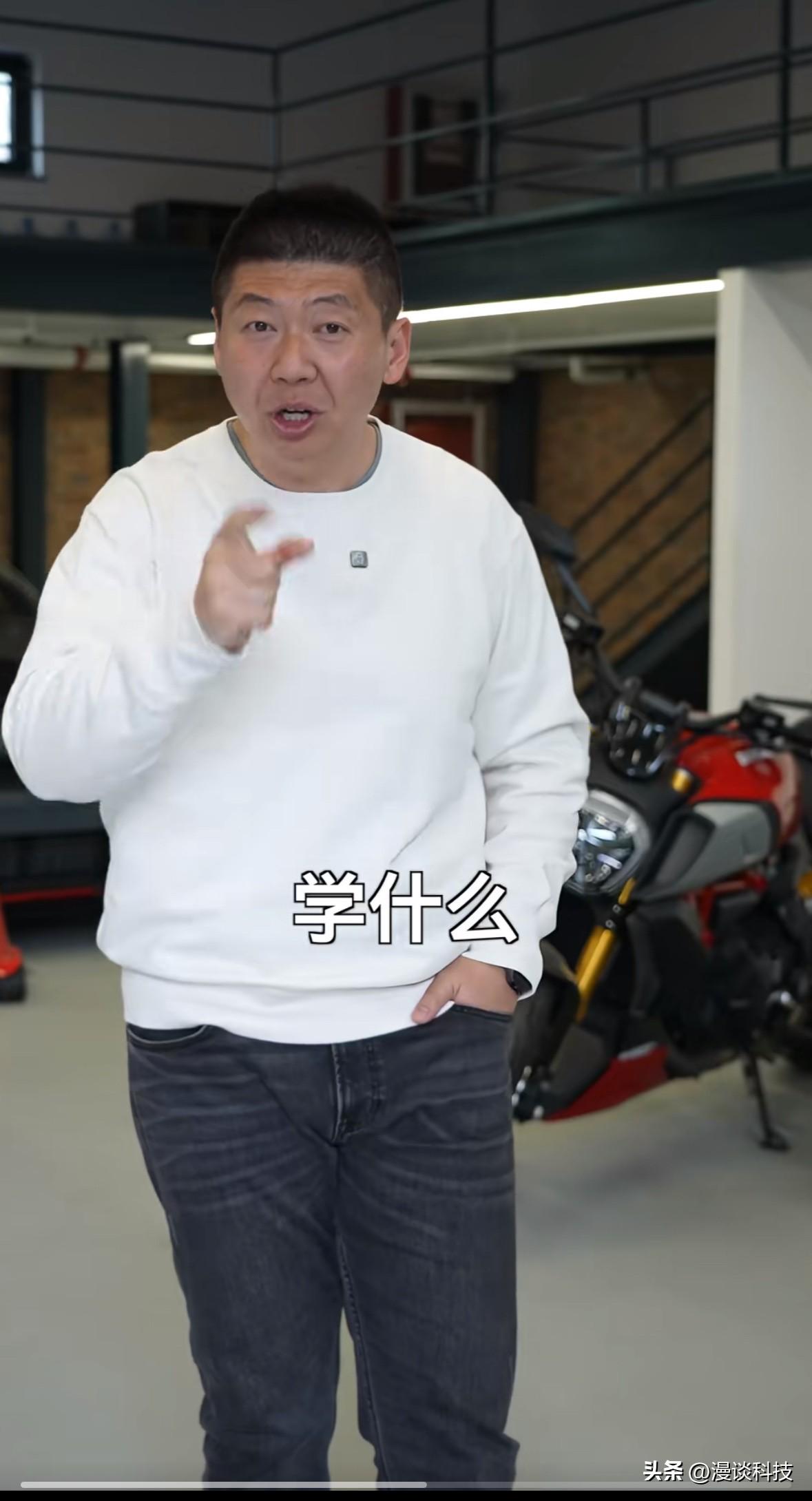 车评人闫闯：我们的汽车企业真的应该跟张雪学一学，学他那种为用户去服务的纯粹理念。