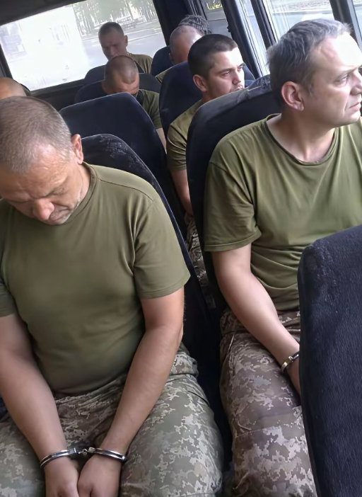 乌克兰征兵愈发残酷，妻子晒出丈夫被戴手铐告别，就这样还想打胜仗？一位乌克兰女子在