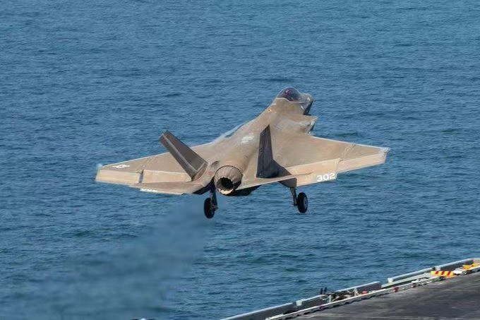 美海军航母编队开往中东期间，至少有一架F-35C战斗机被发现其反雷达涂层遭到损坏