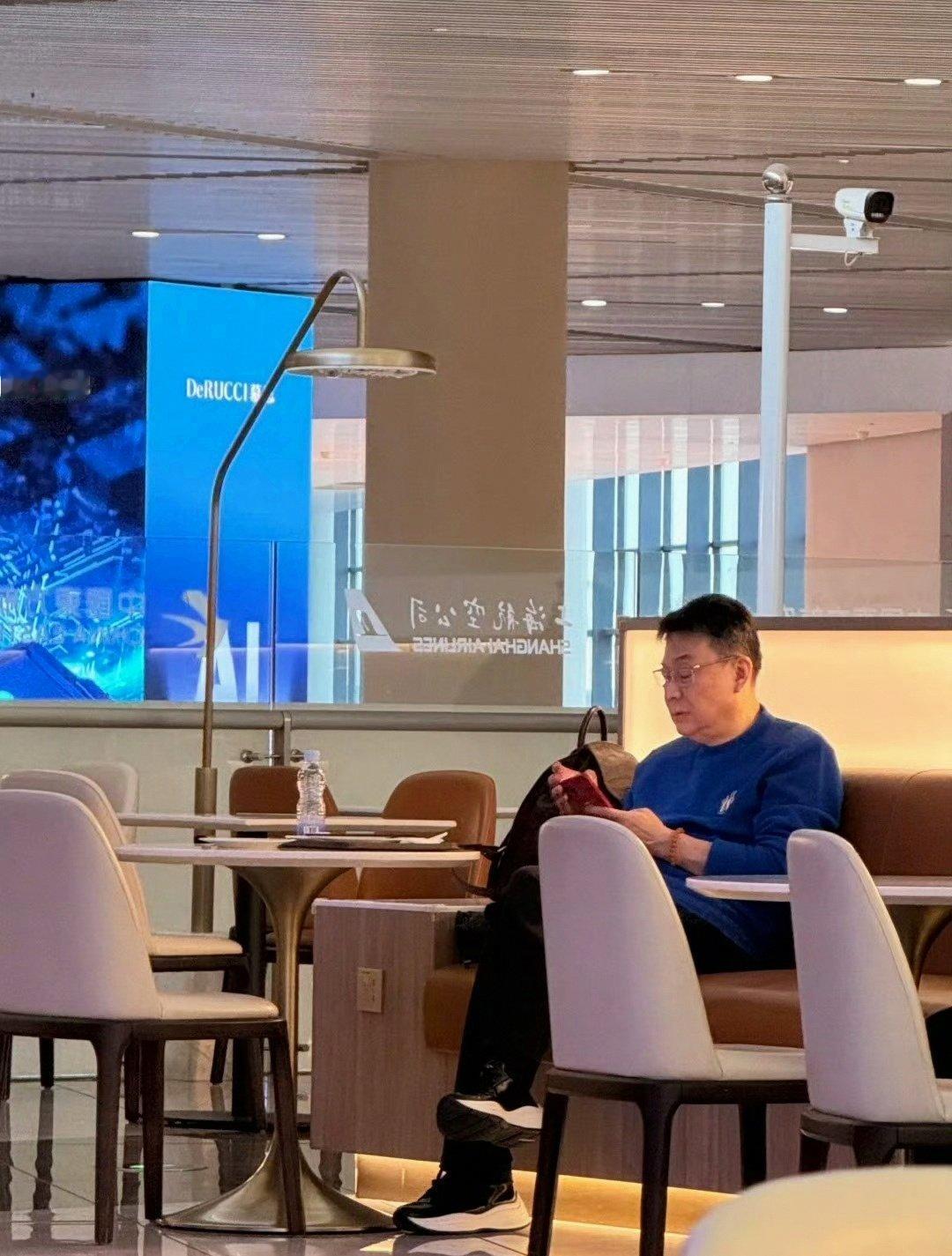 蔡斌真的太敬业了！她不像郎平经常参加商业活动，而是选择一个人默默的研究排球，这是