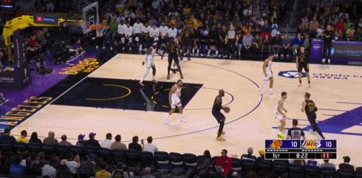 老汉发力！詹姆斯开局之后连得9分！
在今天NBA常规赛湖人对阵太阳的第一节比赛初