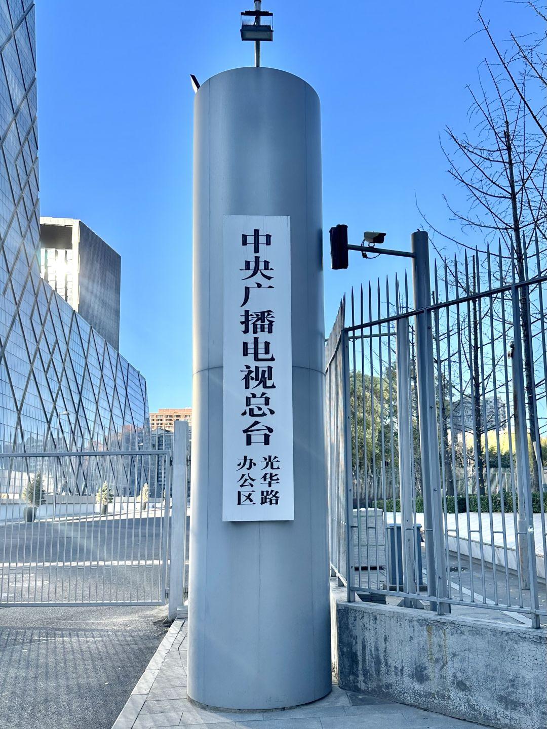 国际足联秘书长跑到中国要高价转播费来了，建议他去看看我们的村超比赛，再来和我们谈