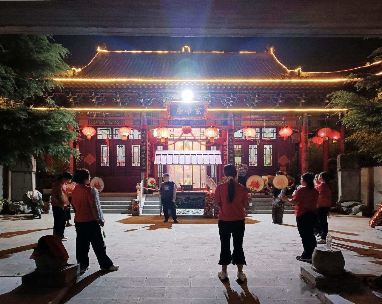 昨天晚上，褡裢村口，聚英路东侧的玄帝庙小公园，灯火通明，玄帝庙门前空地，正在演绎