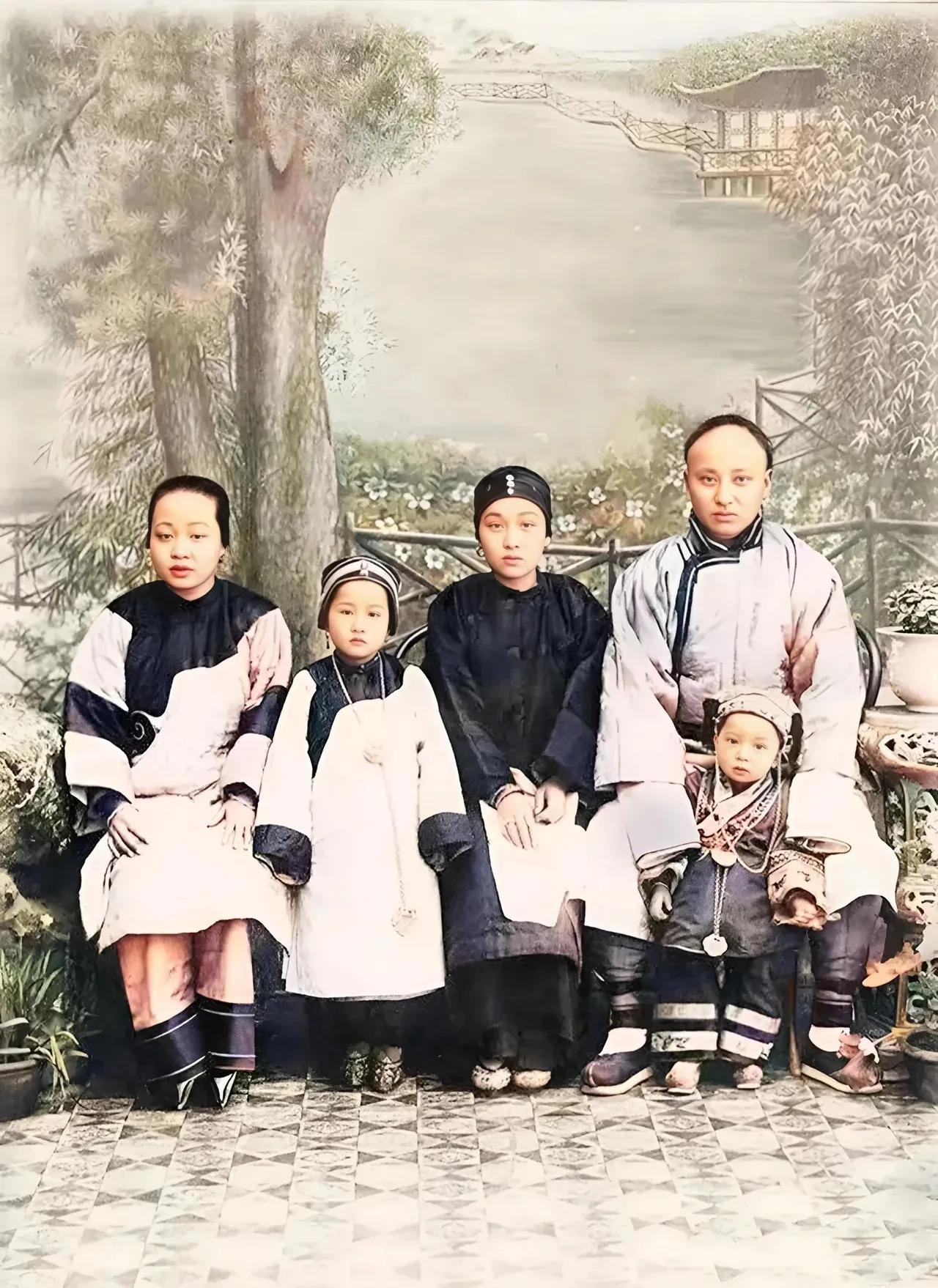 清末时期的一张罕见全家福，一个养尊处优的富家少爷和他如花似玉的一妻一妾的合影。
