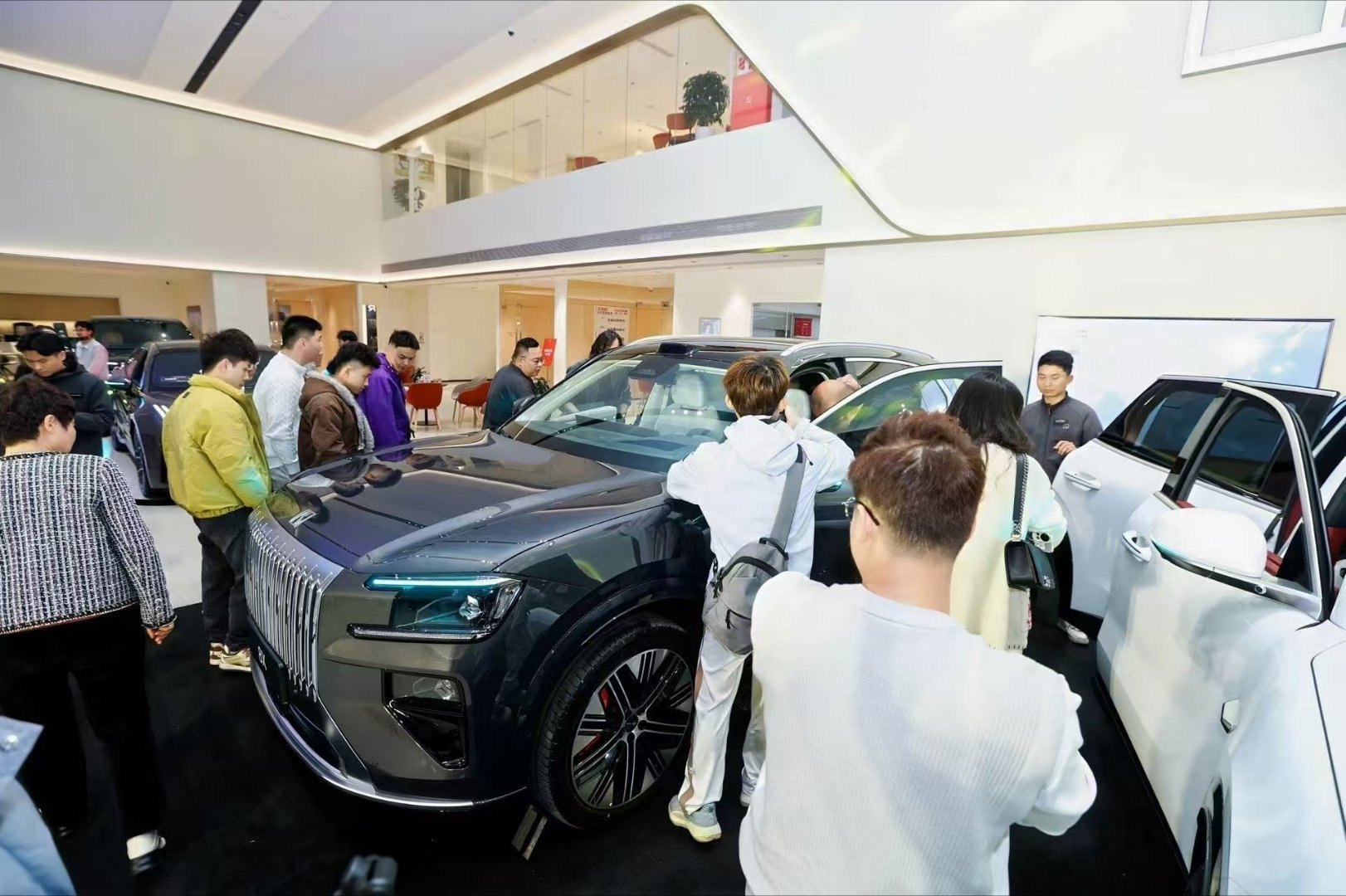 很有意思的一个细节：很多带娃来的家庭用户，对后排空间、座椅舒适度和底盘滤震的关注