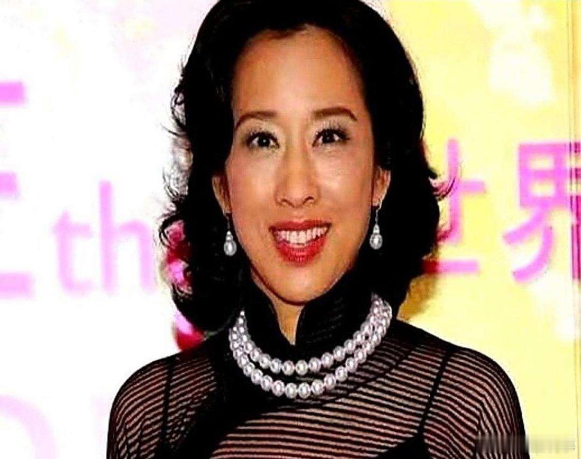 朱玲玲46亿到账获自由，霍家面子输到家。46亿进账那天，她给三个儿子发“妈自由了