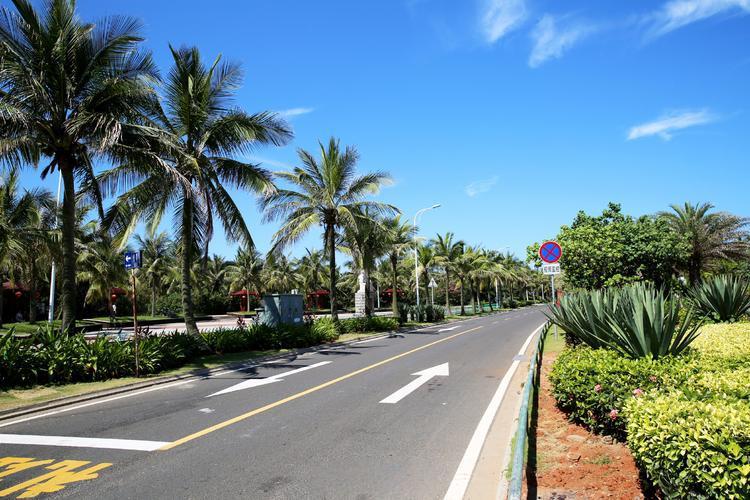 感觉海口的道路管理要比很多内地城市好很多。
一：不管是城市道路，或者是穿越镇村的