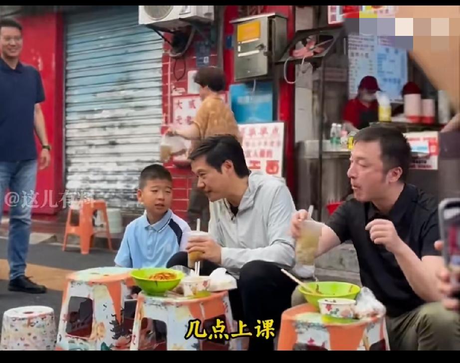 昨天早晨雷军雷总武汉街头吃热干面出片！
居然还有如此戏剧性的一幕，路过的小女孩真