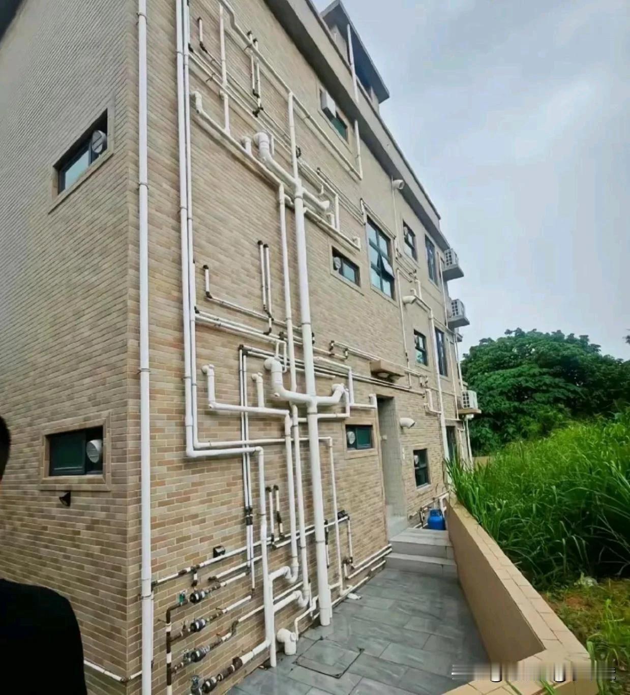 听说香港人建房子水管都是这样装在外面的
你知道为什么嘛？
农村自建房水管 水管安