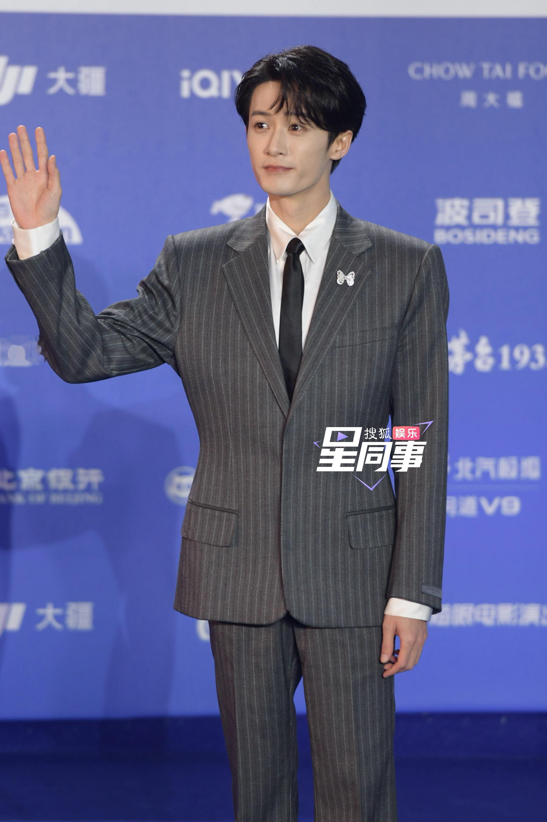 北影节生图来啦～灰色条纹西装好绅士360度无死角的帅谁不想路过摸一下檀健次北影节