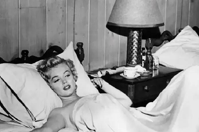 零下十八度，梦露穿着吊带裙在釜山、春川、首尔连唱四天。十万多大兵挤在雪地里，嗓子