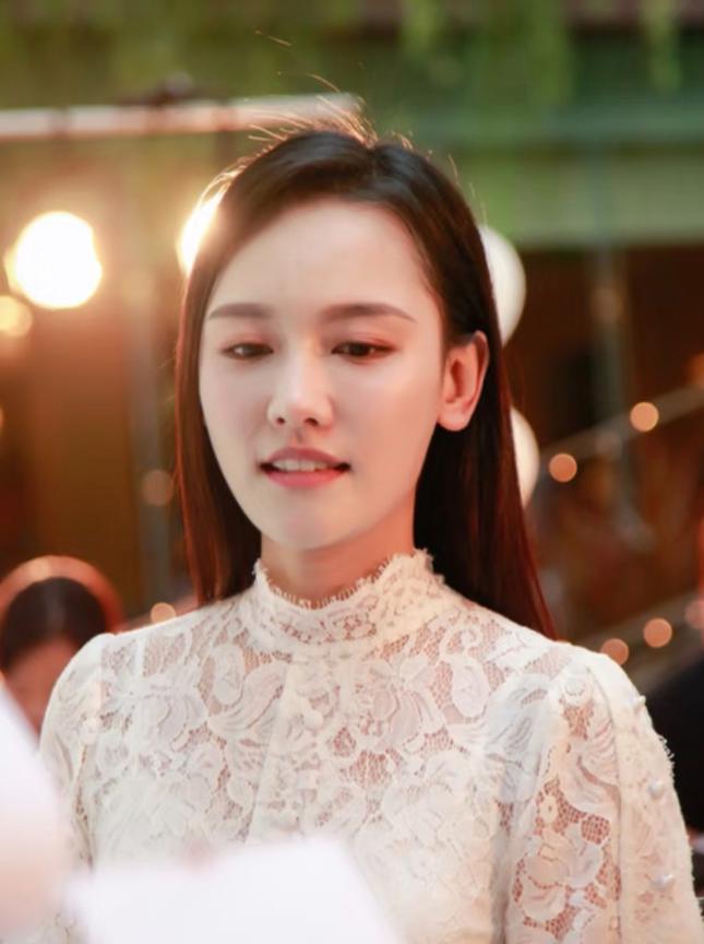 说句不好听的，她跟任重搁一块儿，确实比跟李响那会儿顺眼太多了。李响那会儿的帅，是