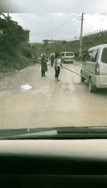 哇，我的天啊！这是什么地方啊？这些人怎么这么 猖狂？整段路都是成群成群的人 拦车