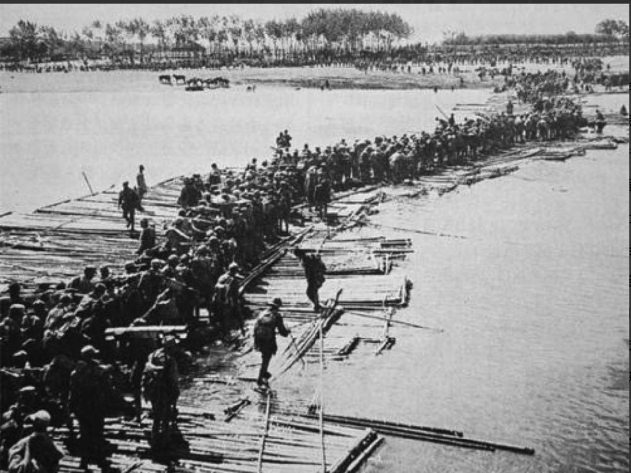 1949年，蒋介石午睡醒来，天塌了！亲信急报：“南京失守，共军已破长江！”究竟发