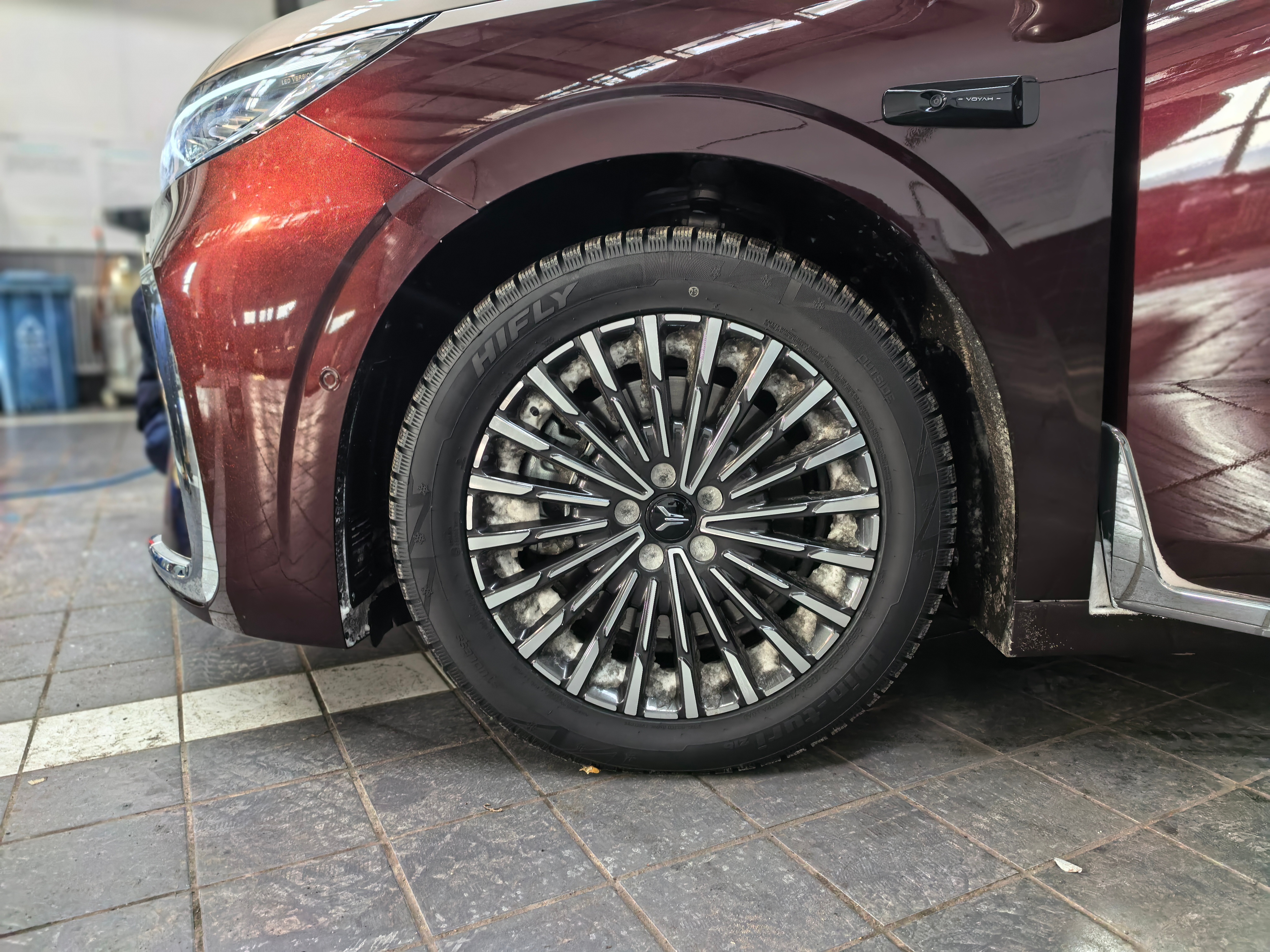 在零下气温的地方如果轮毂内进雪一定要及时清理干净不然跑高速就是➡️ (>﹏<)?